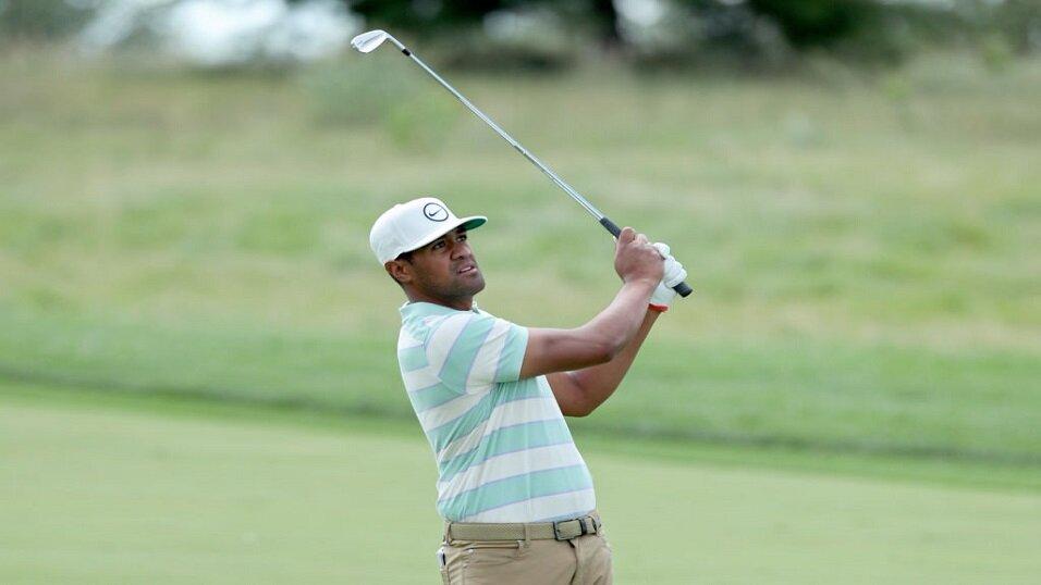 Golfer Tony Finau playing at the 3M Open